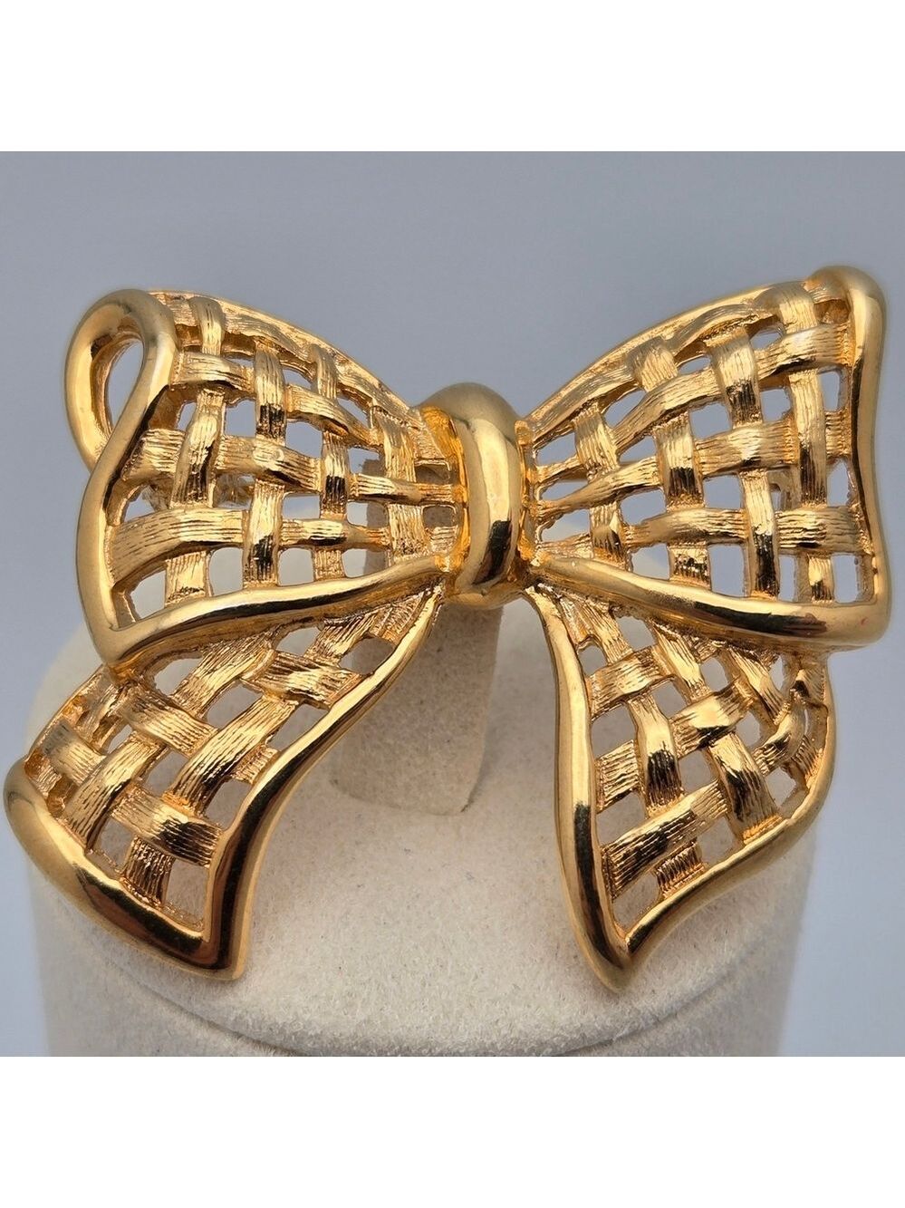 Basket Weave Ribbon Bow Vintage Gold-Tone Brooch Textured Retro Pin